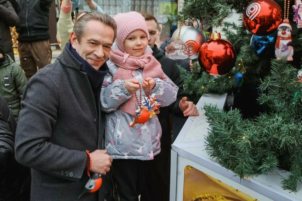 «Транспортная» ёлка у «Современника»